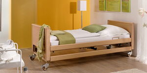 Ein Zimmer mit einem Pflegebett