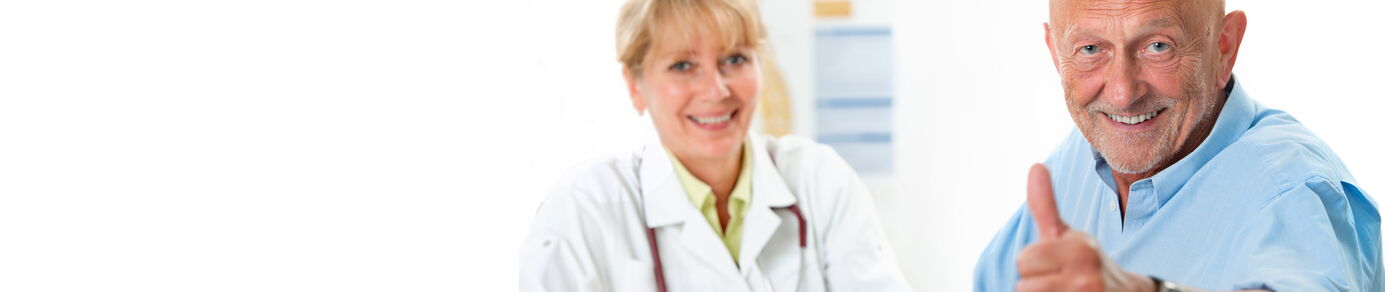 Layoutbild Seitenkopf Eine Person bespricht Details zum Service mit einer anderen