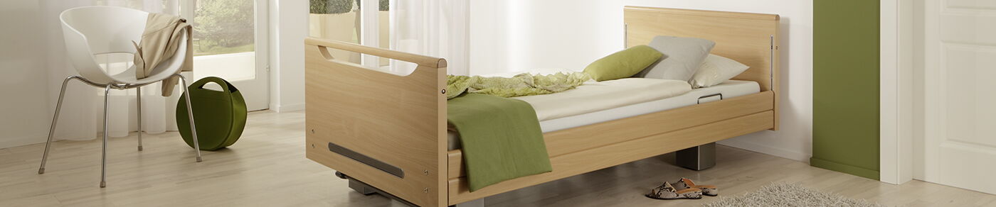 Seitenkopf zeigt ein Raum mit einem Pflegebett